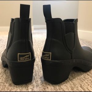 Dansko Rosa rain boot, like new!